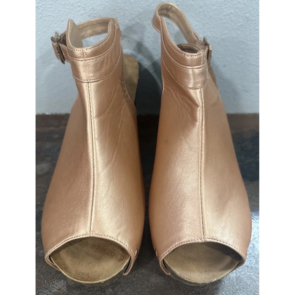 NWOB Refresh Mara-23 Womens Size 9 Rose Gold Peep Toe Wedge Sandals Studded